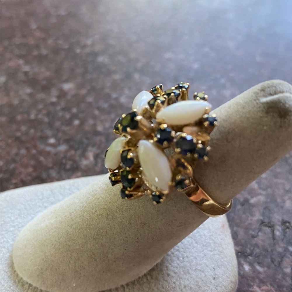Elegant 18 K Gold Sapphire and Opal Ring - Picture 3 of 7